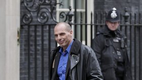 Řecký ministr financí Varufakis v koženém kabátu před jednáním s britským protějškem Osbornem