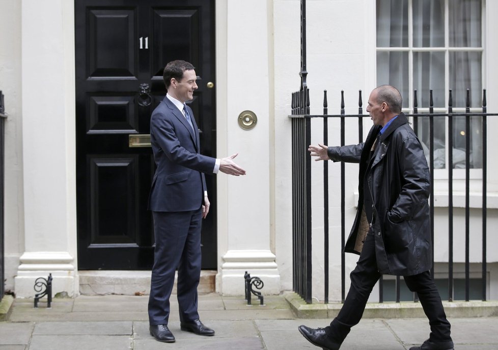 Řecký ministr financí Varufakis v koženém kabátu před jednáním s britským protějškem Osbornem