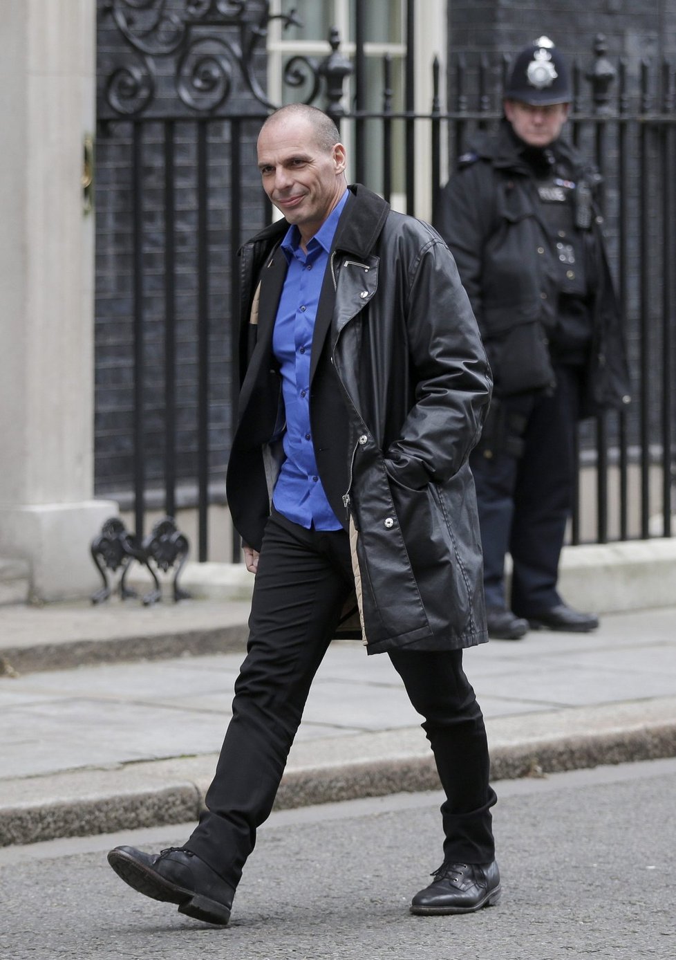Řecký ministr financí Varufakis v koženém kabátu před jednáním s britským protějškem Osbornem