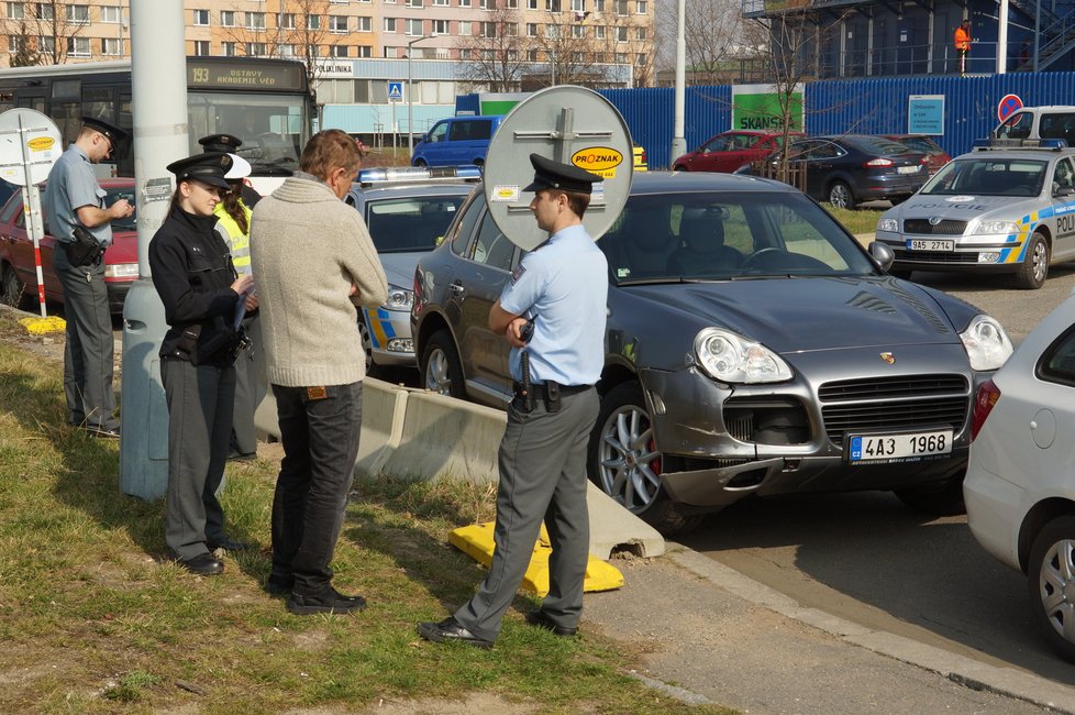 Janoušek řekl ihned po nehodě, že na to, co udělal, nemá žádný názor.