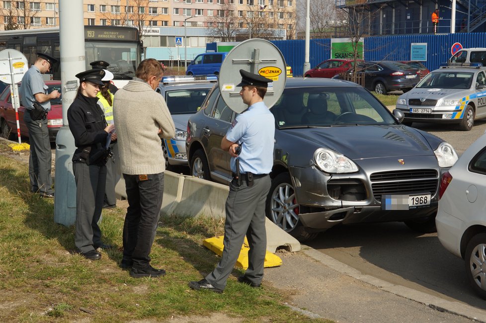 Roman Janoušek s policisty po nehodě
