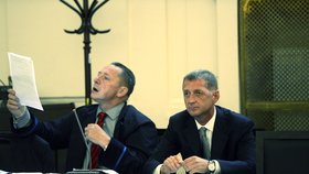 Janouškův advokát Vít Široký (vlevo) krátce po rozsudku. Takový »nářez« pro svého VIP klienta nečekal.