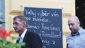 Kmotr po verdiktu: Kolem půl šesté se Janoušek dobře bavil ve vinotéce na Náměstí Míru