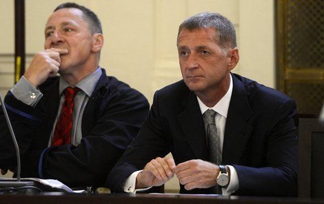 Janoušek (vpravo) se svým advokátem u soudu.