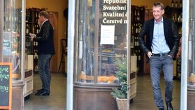 Odsouzený lobbista Roman Janoušek (46) si před nástupem do vězení užívá poslední dny na svobodě. Jak je tráví? Třeba tím, že si s tisícovkou v ruce skočí pro grilované kuřátko.