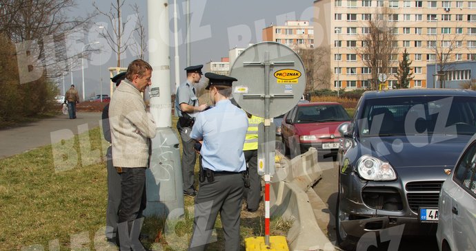 Opilý Janoušek hovoří s policisty