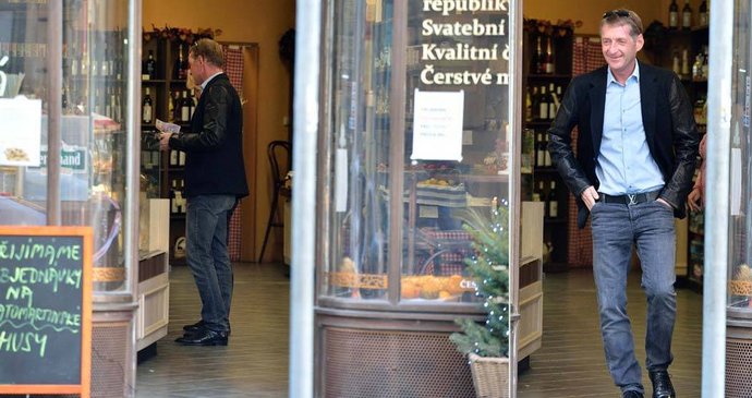 Odsouzený lobbista Roman Janoušek (46) si před nástupem do vězení užívá poslední dny na svobodě. Jak je tráví? Třeba tím, že si s tisícovkou v ruce skočí pro grilované kuřátko.
