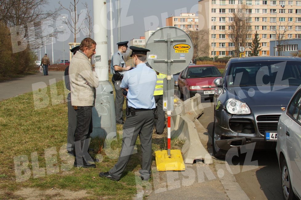 Opilý Janoušek hovoří s policisty.