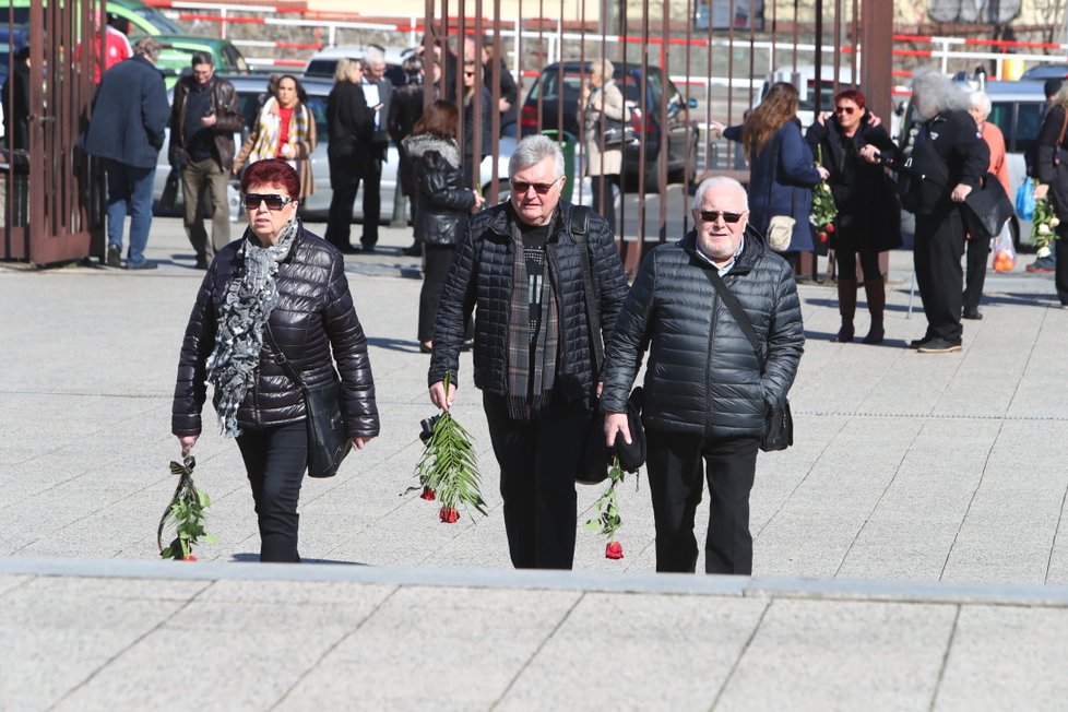 V pražském krematoriu ve Strašnicích se rodina, přátelé a veřejnost naposledy rozloučí s herečkou Aťkou Janouškovou (†88).