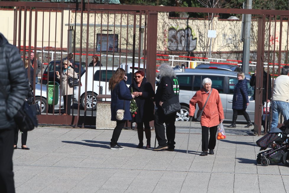 Valerie Zawadská se přišla rozloučit s Aťkou Janouškovou.