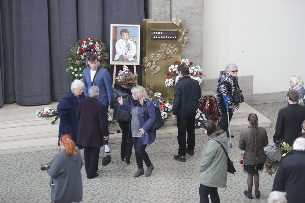 V pražském krematoriu ve Strašnicích se rodina, přátelé a veřejnost naposledy loučí s herečkou Aťkou Janouškovou (†88).