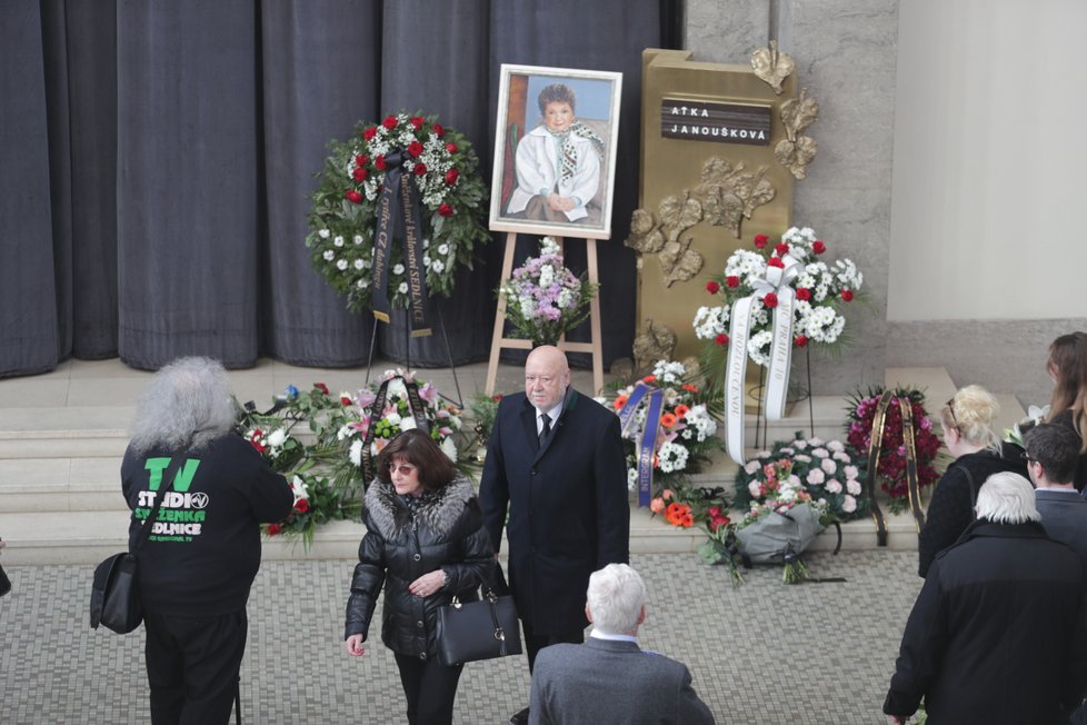 V pražském krematoriu ve Strašnicích se rodina, přátelé a veřejnost naposledy loučí s herečkou Aťkou Janouškovou (†88).