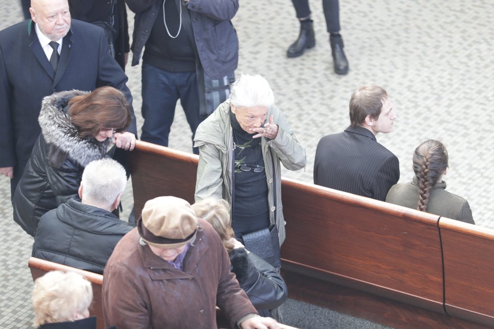 V pražském krematoriu ve Strašnicích se rodina, přátelé a veřejnost naposledy loučí s herečkou Aťkou Janouškovou (†88).