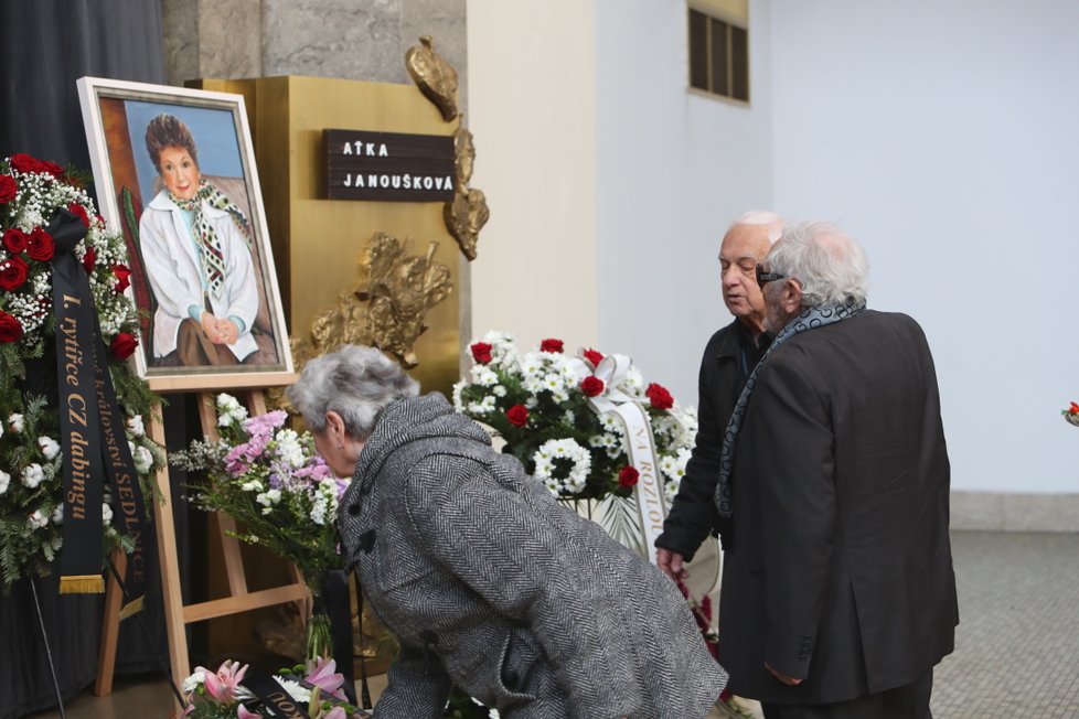 V pražském krematoriu ve Strašnicích se rodina, přátelé a veřejnost naposledy loučí s herečkou Aťkou Janouškovou (†88).