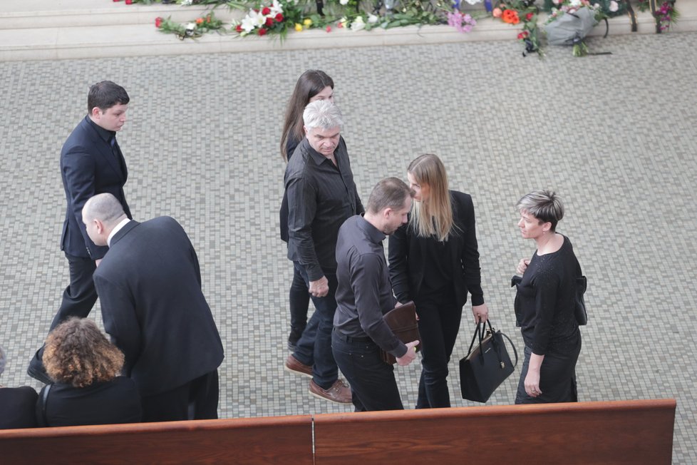 V pražském krematoriu ve Strašnicích se rodina, přátelé a veřejnost loučí s herečkou Aťkou Janouškovou (†88).