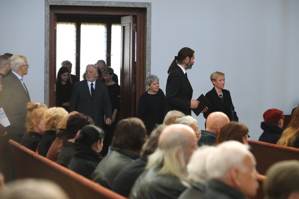 V pražském krematoriu ve Strašnicích se rodina, přátelé a veřejnost loučí s herečkou Aťkou Janouškovou (†88).