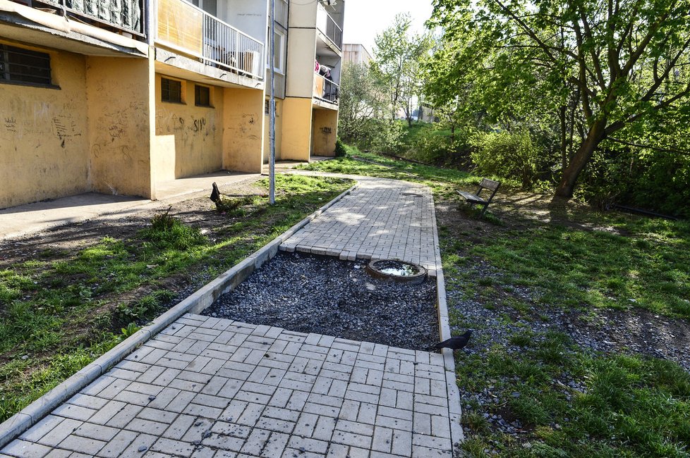 Nový chodník dlouho nevydržel, »dlažebky« skončily v nedalekém potoce…