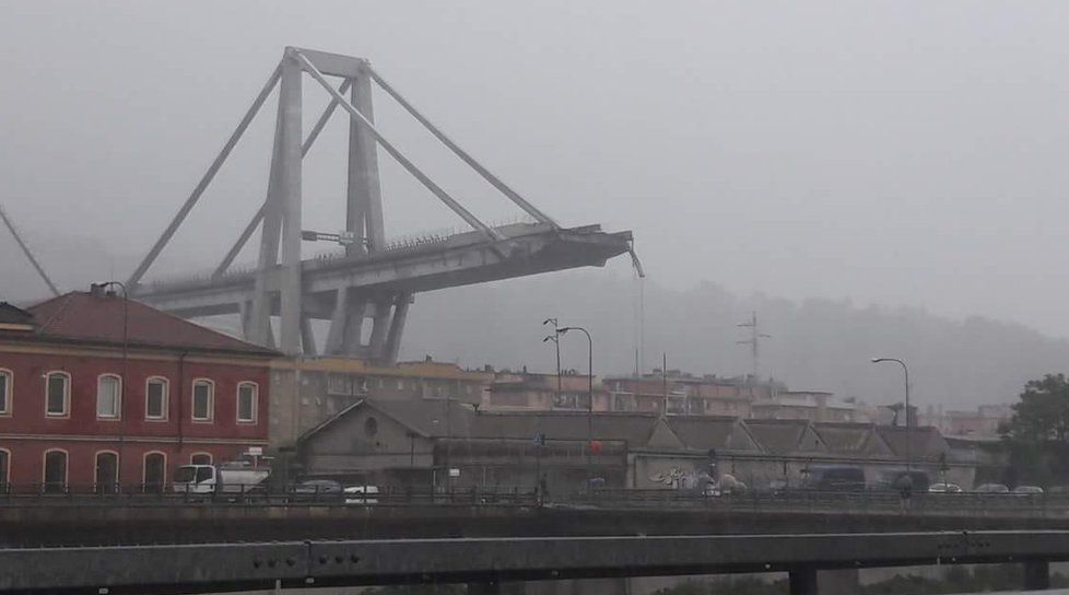 Na dálnici v Janově na severu Itálie se zřítilo několik desítek metrů mostu. Jelo po něm v tu chvíli několik aut, zřítila se dolů.