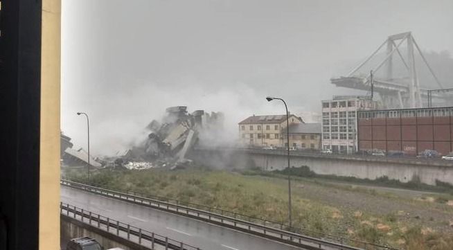 Na dálnici v Janově na severu Itálie se zřítilo několik desítek metrů mostu. Jelo po něm v tu chvíli několik aut, zřítila se dolů.