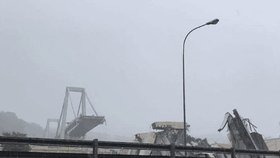 Na dálnici v Janově na severu Itálie se zřítilo několik desítek metrů mostu. Jelo po něm v tu chvíli několik aut, zřítila se dolů.
