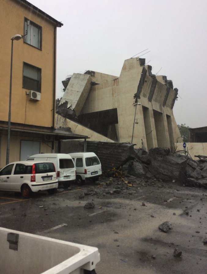 Na dálnici v Janově na severu Itálie se zřítilo několik desítek metrů mostu. Jelo po něm v tu chvíli několik aut, zřítila se dolů.