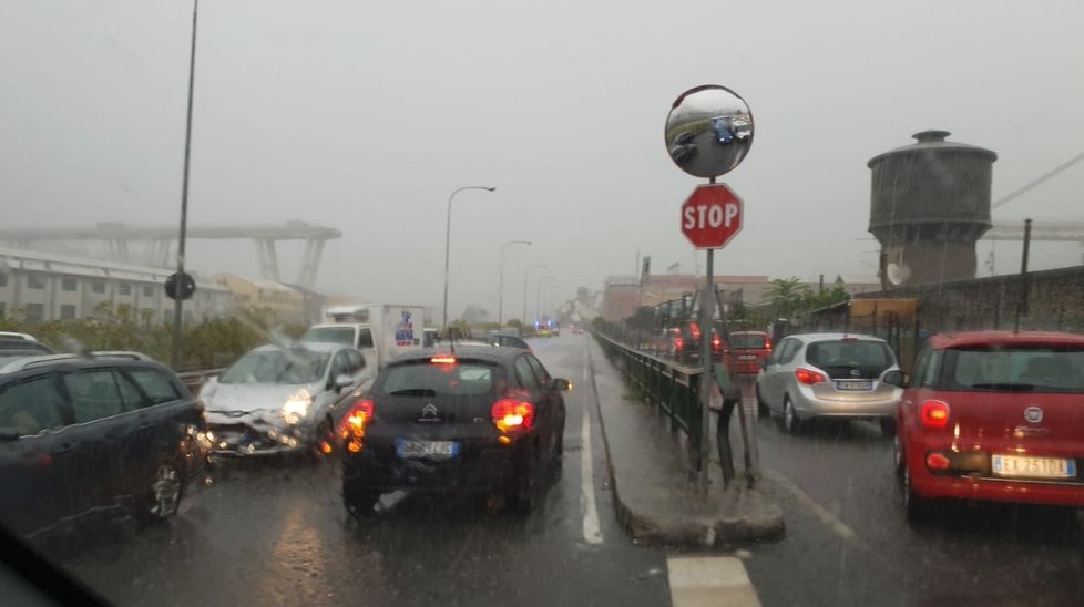 Na dálnici v Janově na severu Itálie se zřítilo několik desítek metrů mostu. Jelo po něm v tu chvíli několik aut, zřítila se dolů