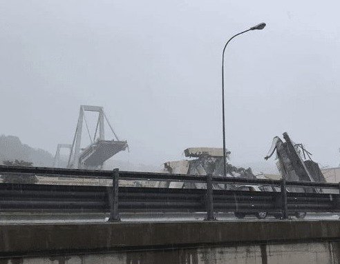 Na dálnici v Janově na severu Itálie se zřítilo několik desítek metrů mostu. Jelo po něm v tu chvíli několik aut, zřítila se dolů