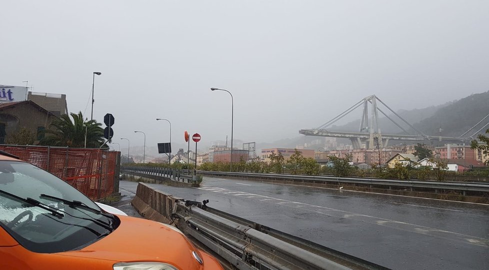 Pád silničního mostu vyděsil Italy již v srpnu 2018.