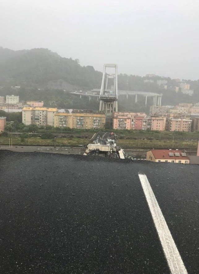 V Itálii se zřítil dálniční most.