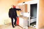 Tehdejší ministr Michael Kocáb si nabízený byt přijel v roce 2009 prohlédnout, ale nikdy se tu už neukázal