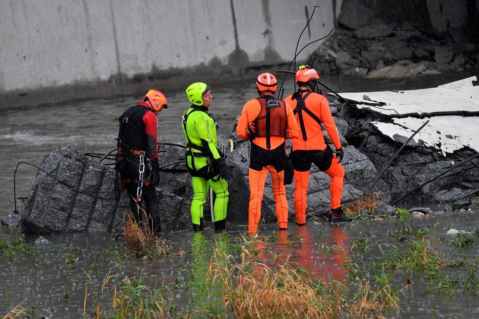 V Janově se zřítil most. Sutiny zasypaly auta i domy