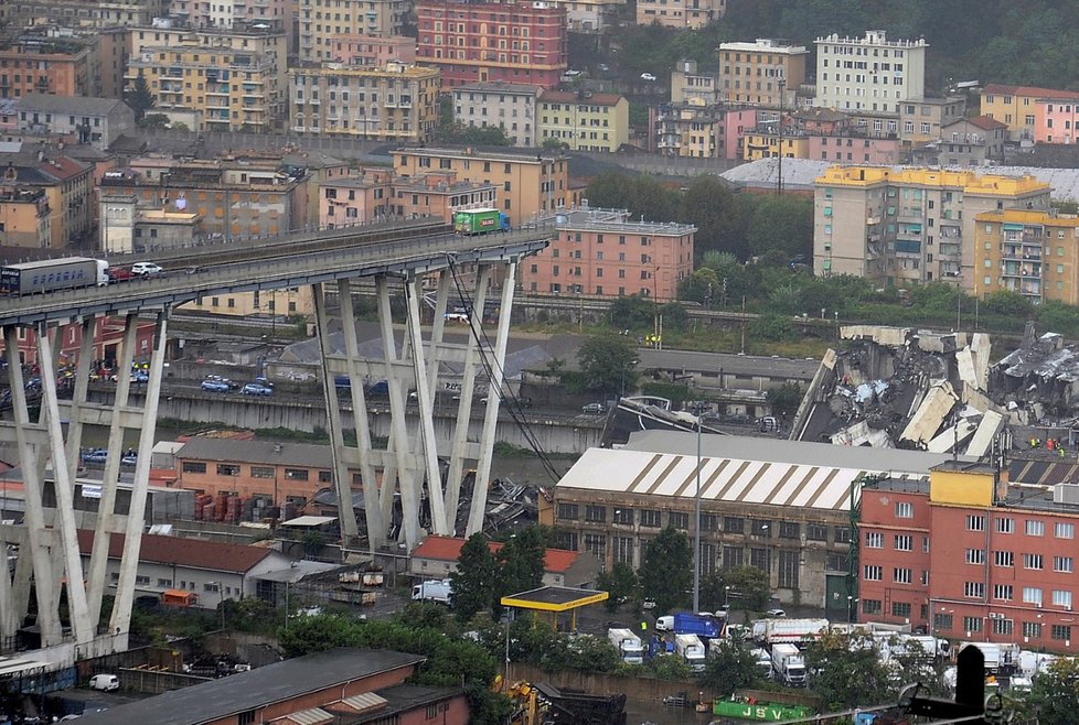 Pád silničního mostu vyděsil Italy již v srpnu 2018.