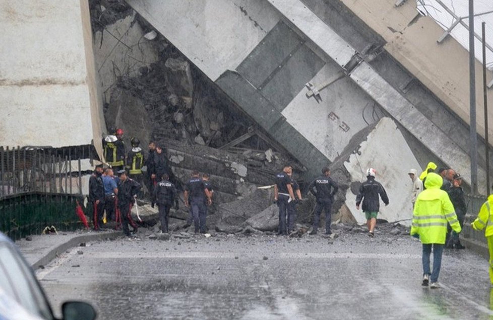 V Janově se zřítil most. Sutiny zasypaly auta i domy