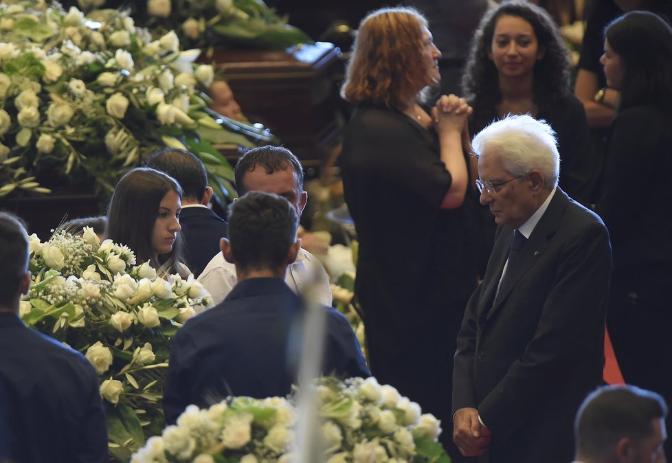 Před začátkem pohřbu italský prezident Sergio Mattarella promluvil s rodinami všech obětí.