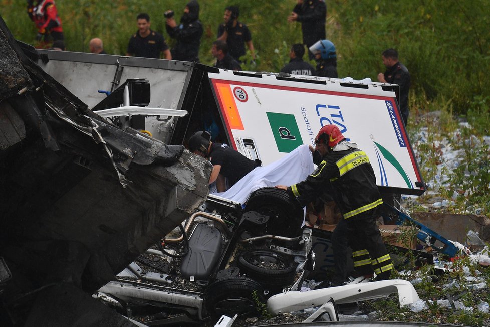 V Itálii se zřítil dálniční most: Na místě jsou prý až desítky mrtvých