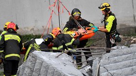 Práce záchranářů po zřícení mostu v Janově.