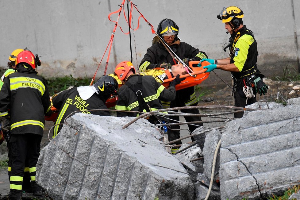 Práce záchranářů po zřícení mostu v Janově