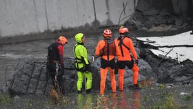 V Itálii se zřítil dálniční most: Na místě jsou prý až desítky mrtvých.