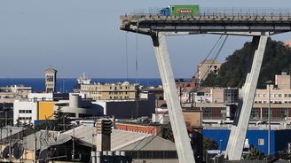 Italské úřady vyšetřují vedení firmy zodpovědné za zřícený janovský most