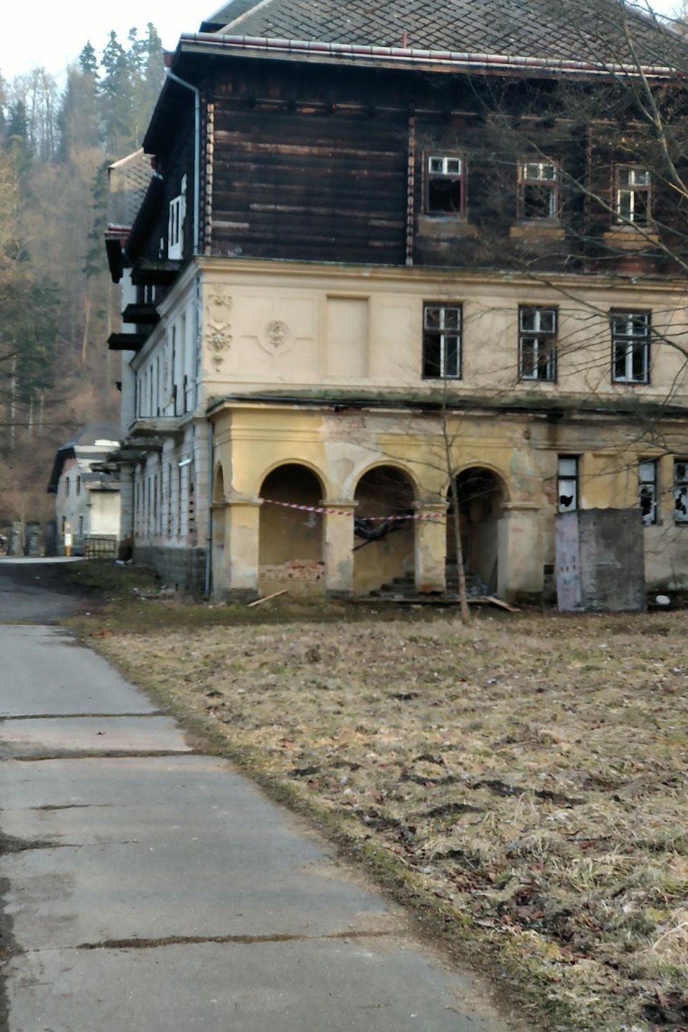 Pohled na současný areál Jánských Koupelí téměř po 30 letech chátrání je opravdu žalostný.