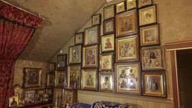 Celou zeď věnoval Pšonka náboženským obrazům.