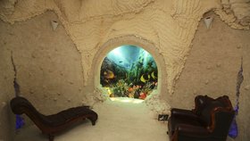 Tahle místnost vypadá jako jeskyně s akváriem uprostřed.