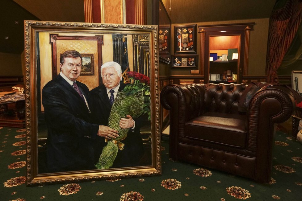Janukovyč a Pšonka zvěčněni pospolu s kyticí růží.
