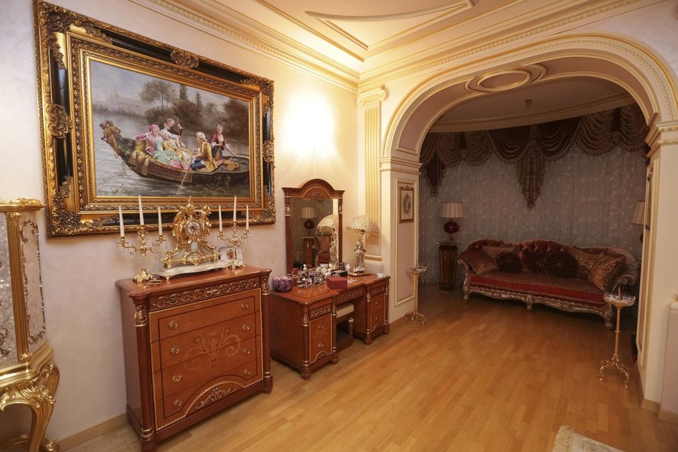 Dřevěné podlahy, ručně vyřezávané skříňky a malby na stěnách - tak vypadá téměř každý pokoj v Pšonkově domě.