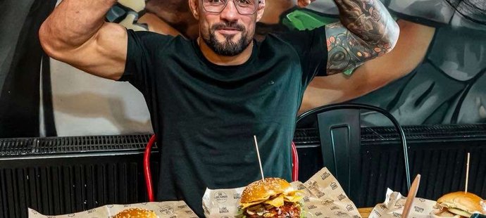 Janur má slabost pro boj a jídlo.
