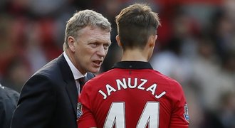 Moyes se zlobí na rozhodčí: Chraňte Januzaje, chtějí ho pokopat!