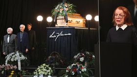 Iva Janžurová na pohřbu kolegy Luďka Munzara