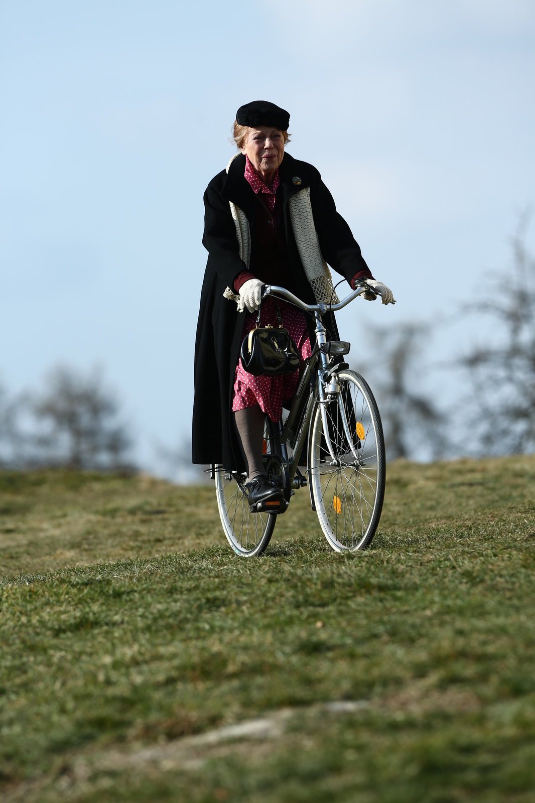 Iva Janžurová jako vesničanka Ema v seriálu Doktoři z počátků.