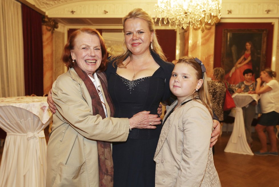 Iva Janžurová se svou dcerou a vnoučaty.