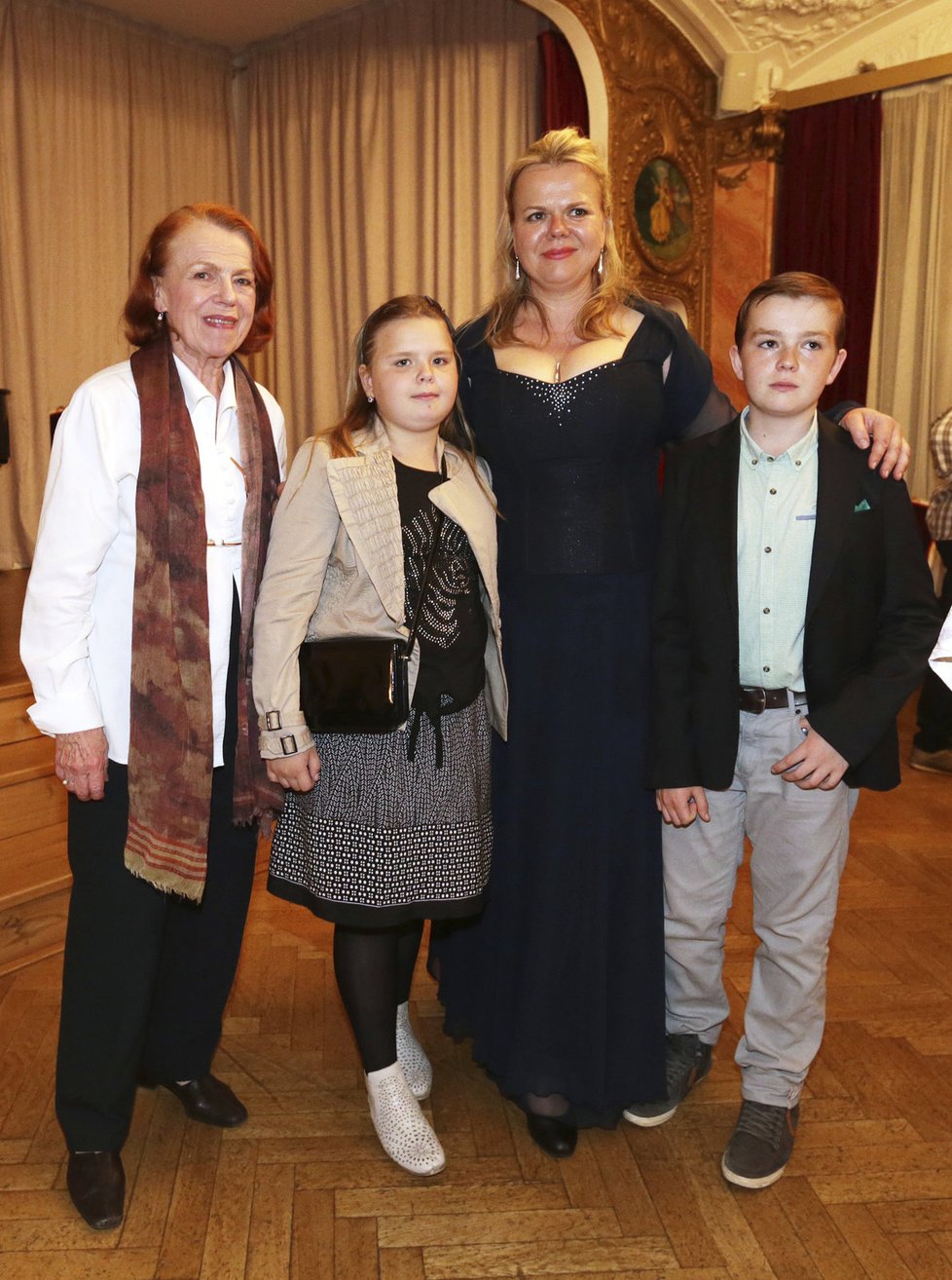 Iva Janžurová se svou dcerou a vnoučaty.
